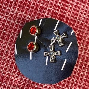 2 pairs of stud earrings